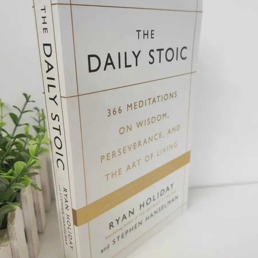 🕯️ The Daily Stoic - 366 Meditations on Wisdom, Perseverance, and the Art of Living By Ryan Holiday